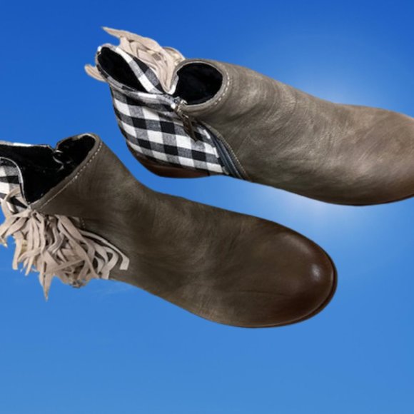 💗HOST PICK💗 Distressed Plaid & Fringe Bootie  4145 NWT Boutique - Picture 8 of 9